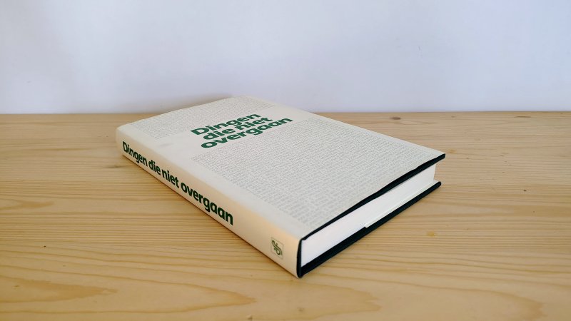 Tweedehands boek: Dingen die niet overgaan van auteur Hubert van Herreweghen, Willy Spillebeen - Hardcover met stofomslag. Minimale verkleuring randen kaft. Binnenwerk onbeschreven schoon en netjes.