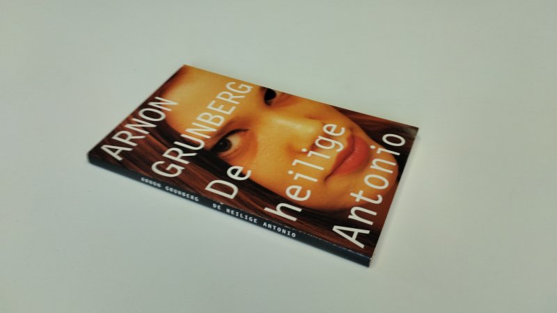 Tweedehands boek: De heilige Antonio van auteur Arnon Grunberg - Softcover, pagina's vergeeld, maar in goede staat