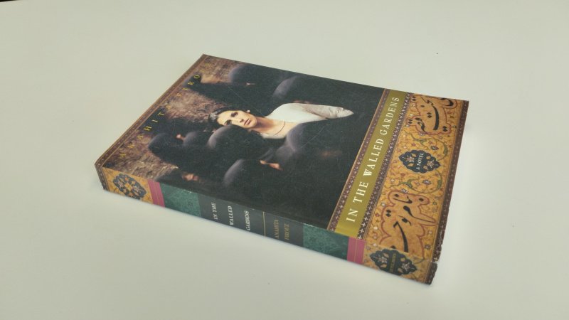 Boek met de titel: In the walled gardens