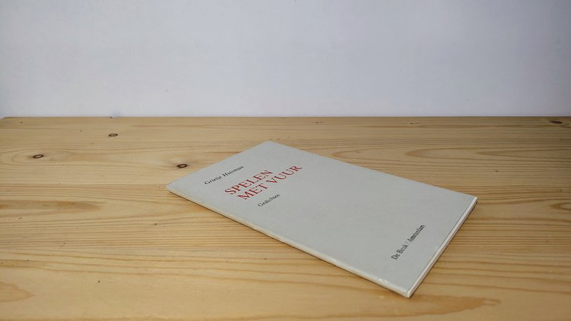 Tweedehands boek: Spelen met vuur van auteur Grietje Huisman - Paperback met stofomslag. Minimale gebruikerssporen randen kaft. Binnenwerk onbeschreven en netjes.