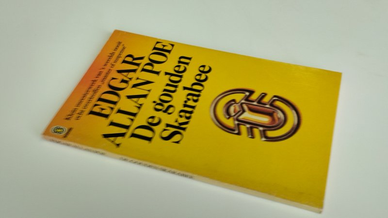 Tweedehands boek: De gouden skarabee van auteur Edgar Allen Poe - Pocketboek, pagina's verkleurd, maar netjes en onbeschreven. in goede staat