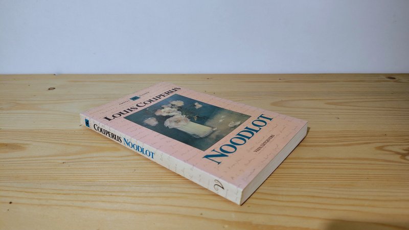 Tweedehands boek: Noodlot van auteur Louis Marie Anne Couperus - Paperback met rechte rug zonder leesvouwen. Rug licht verkleurd. Minimale gebruikerssporen randen kaft. Binnenwerk onbeschreven en netjes.