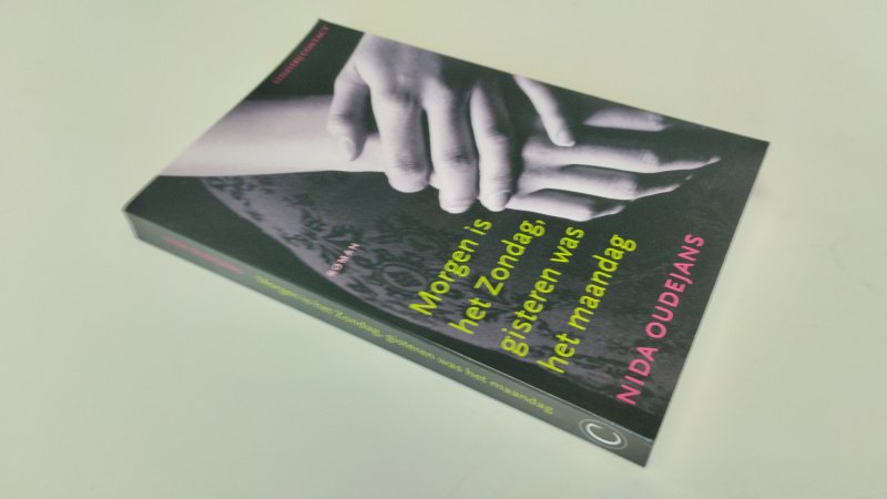 Tweedehands boek: Morgen is het Zondag, gisteren was het maandag van auteur Nida Oudejans - Softcover, netjes en onbeschreven. Zo goed als nieuwq