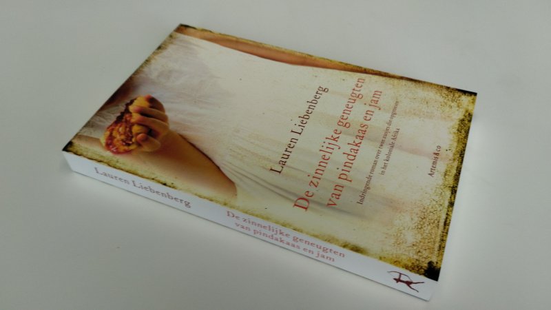 Tweedehands boek: De zinnelijke geneugten van pindakaas en jam van auteur Lauren Liebenberg, Noor Koch - Softcover met flappen. netjes en onbeschreven. zo goed als nieuw