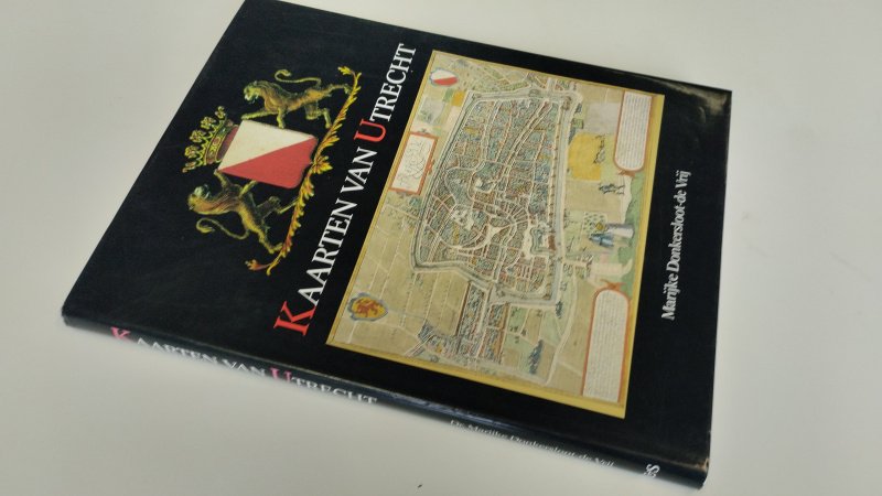 Tweedehands boek: Kaarten van Utrecht van auteur Marijke Donkersloot-de Vrij - Hardcover met stofomslag. Gebruikerssporen aan de stofomslag. Pagina's verkleurd, maar netjes en onbeschreven. in goede staat