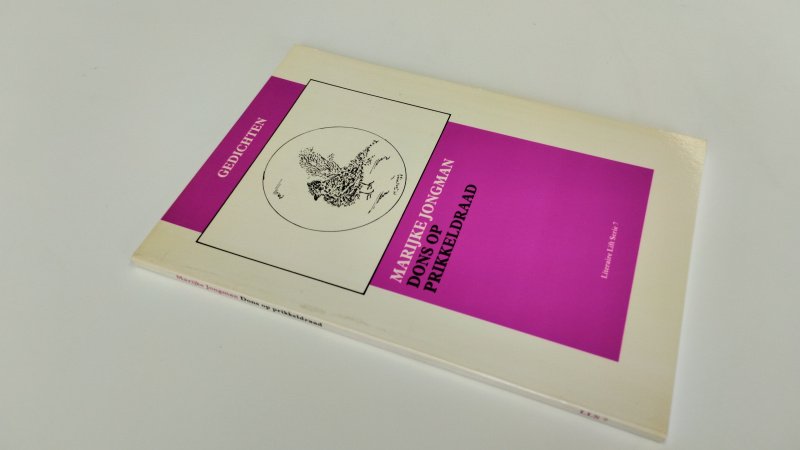 Tweedehands boek: Dons op prikkeldraad van auteur Marijke Jongman - Softcover, kaft is verkleurd. Gesigneerd. In goede staat