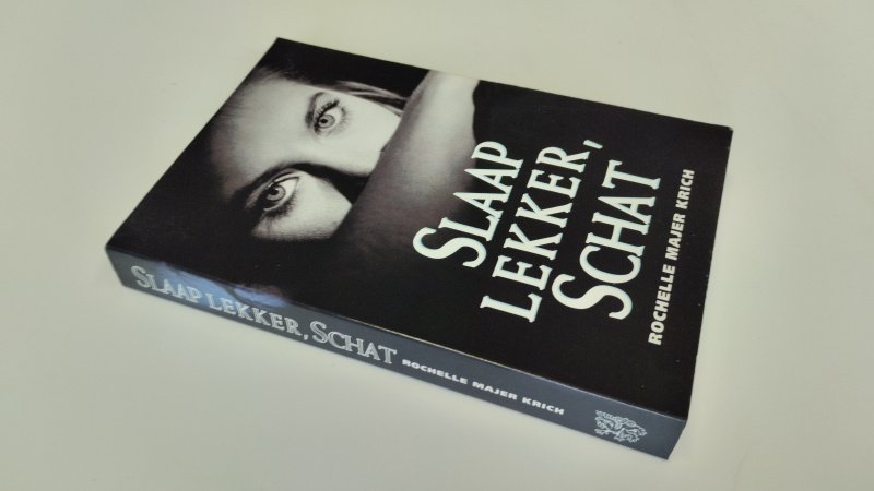 Tweedehands boek: Slaap lekker, schat van auteur Rochelle Majer Krich, Annemarie Verbeek - Softcover, lichte gebruikerssporen aan de kaft. Binnenkantkaft bibliotheekstempel. Naam voorin.  Pagina's netjes In goede staat