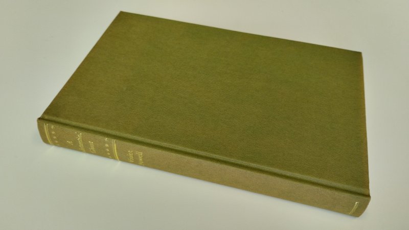 Tweedehands boek: A Substantial ghost van auteur Violet Powell - Engelstalige Hardcover, zonder stofomslag. Kaft is verkleurd. Pagina's over het algemeen netjes en onbeschreven. Pagina 80 t/m 85 hebben een klein bruin vlekje. In goede staat