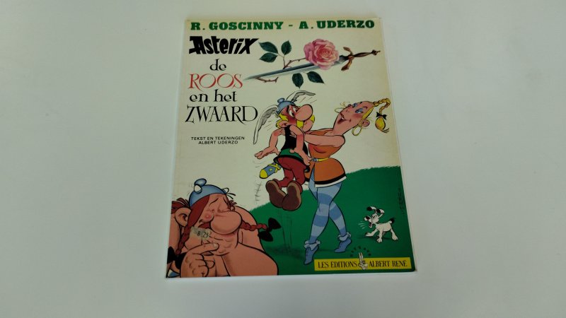 Tweedehands boek: De roos en het zwaard van auteur Albert Uderzo - Softcover, gelezen, in redelijke staat