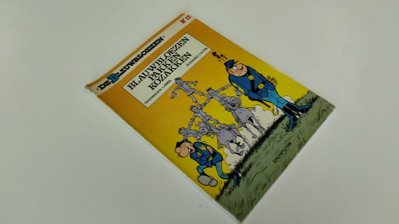 Boek met de titel: De blauwbloezen pakken kozakken