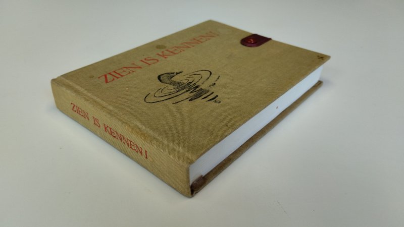 Tweedehands boek: Zien is kennen! van auteur Nol Binsbergen - Hardcover, linnen. Kaft is wat vlekkerig. Schutblad is verkleurd. Pagina's zijn netjes en onbeschreven. In redelijke staat