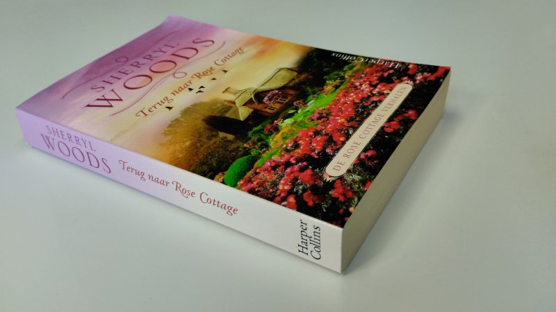 Tweedehands boek: Terug naar Rose Cottage van auteur Sherryl Woods - Softcover, lichte gebruikerssporen aan de kaft. Pagina's netjes en onbeschreven. In goede staat.