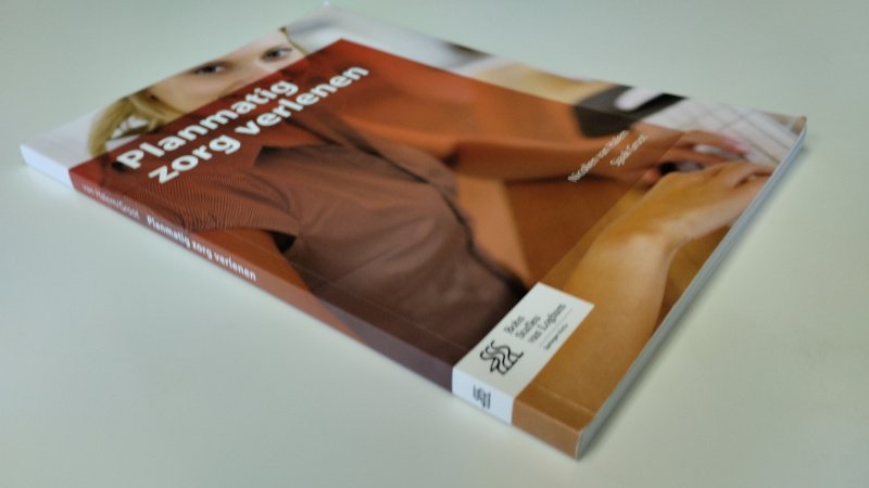 Tweedehands boek: Planmatige zorg verlenen van auteur Nicolien van Halem - Softcover, netjes en onbeschreven. In goede tot zeer goede staat