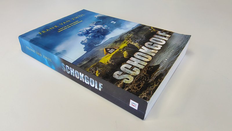 Tweedehands boek: Schokgolf van auteur Frank van Zwol - Paperback met rechte rug en lichte leesvouwen. Lichte gebruikerssporen randen kaft. Binnenwerk onbeschreven en netjes.