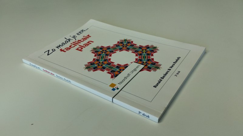Tweedehands boek: Zo maak je een facilitair plan van auteur Ronald Beckers - Softcover, netjes en onbeschreven. In goede tot zeer goede staat