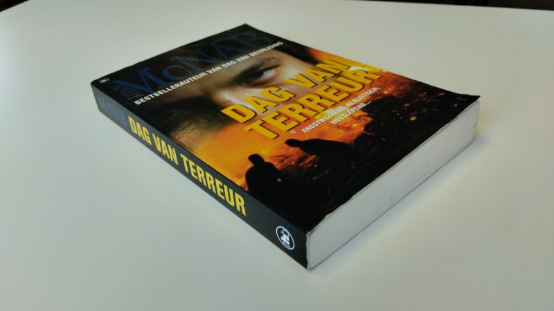Tweedehands boek: McNab Dag van Terreur van auteur McNab - Softcover, gelezen. Gebruikerssporen aan de kaft. Pagina's onbeschreven. in redelijke tot goede staat