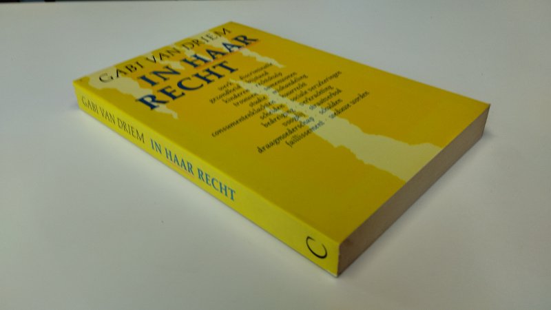 Tweedehands boek: In haar recht van auteur Gabi van Driem - Softcover, pagina's verkleurd (zoals een pocketboek). Naam voorin. In goede staat