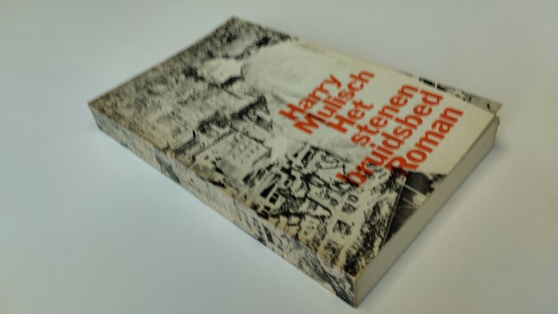 Tweedehands boek: Het stenen bruidsbed van auteur Harry Mulisch - Softcover, pagina's en kaft verkleurd. Naam voorin. In redelijke tot goede staat
