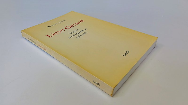 Tweedehands boek: Lieve Gerard van auteur Bernard Sijtsma, Gerard Reve - Paperback met rechte rug zonder leesvouwen. Kaft en rug verkleurd. Lichte gebruikerssporen randen kaft. Naam voorin, verder onbeschreven en netjes.