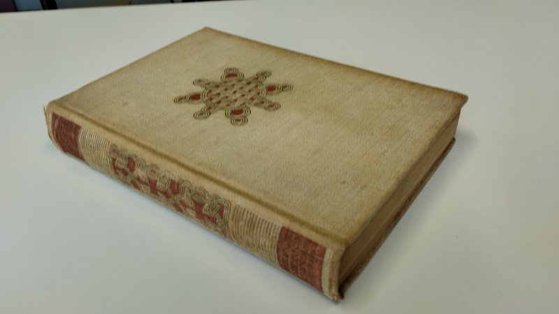 Tweedehands boek: En eeuwig zingen de Bosschen van auteur Trygve Gulbranssen - Hardcover, linnen. Gebruikerssporen aan kaft. verkleuring van kaft en pagina's. Naam voorin. In goede staat