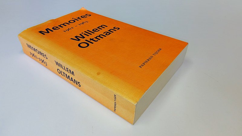 Tweedehands boek: Memoires, 1961-1963 van auteur Willem L. Oltmans - Paperback met rechte rug en leesvouwen. Kaft en rug verkleurd. Duidelijke gebruikerssporen kaft en randen. Naam voorin, verder onbeschreven en netjes.