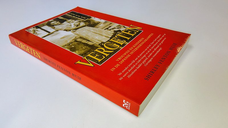 Tweedehands boek: Vergeten van auteur Shirley Fenton Huie, C.M.M. Mouwen - Paperback met rechte rug zonder leesvouwen. Lichte gebruikerssporen puntjes kaft. Binnenwerk onbeschreven.
