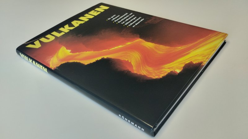 Tweedehands boek: Vulkanen van auteur Sabine Van Humbeeck - Hardcover met stofomslag. Lichte gebruikerssporen aan de stofomslag. Pagina's netjes en onbeschreven. In goede tot zeer goede staat