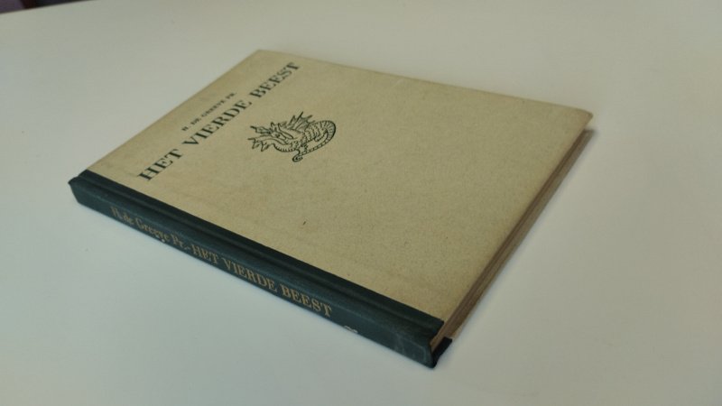 Tweedehands boek: Het vierde beest van auteur H. de Greeve Pr. - Hardcover zonder stofomslag. Pagina's verkleurd, maar netjes en onbeschreven. In goede staat
