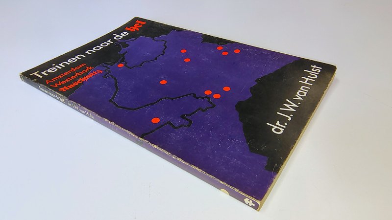 Tweedehands boek: Treinen naar de hel van auteur J. W. van Hulst - Paperback met rechte rug zonder leesvouwen. Slijtage randen rug en kaft. Binnenin onbeschreven en netjes.