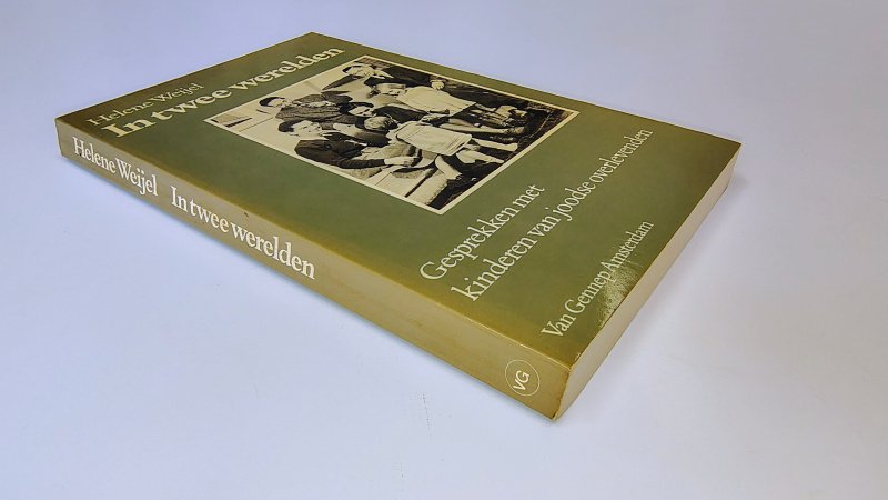 Boek met de titel: In twee werelden