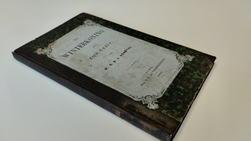 Tweedehands boek: De winterkoning van auteur Dr. G.D.J. Schotel - Hardcover, geschreven op schutblad in een mooi handschrift, bibliotheekstempel voorin. Gebruikerssporen aan de kaft, pagina's hebben ouderdomvlekjes. al met al nog steeds in goede staat. Geen lossen pagina's, alles strak in kaft.