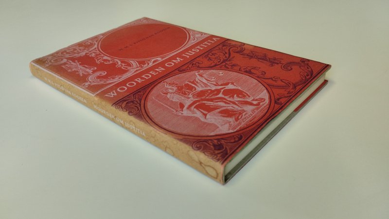 Tweedehands boek: Woorden om justitia van auteur W.M.S. Pitlo-Van Rooijen - Hardcover met stofomslag. Kaft rug is verkleurd. Pagina's netjes en onbeschreven. In goede staat