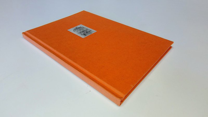 Tweedehands boek: Sarphatistraat Het huis nr. 4 van auteur Carry van Lakerveld - Hardcover zonder stofomslag. Ieniemienie deukje boven aan voorzijde kaft. Binnenwerk onbeschreven en netjes.