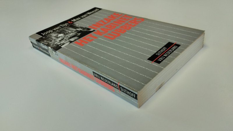 Tweedehands boek: Inzake het kabinet Lubbers van auteur Joop van Tijn, Max van Weezel - Softcover, rug verkleurd. Geschreven op het schutblad. Pagina's verkleurd, maar netjes. In goede staat