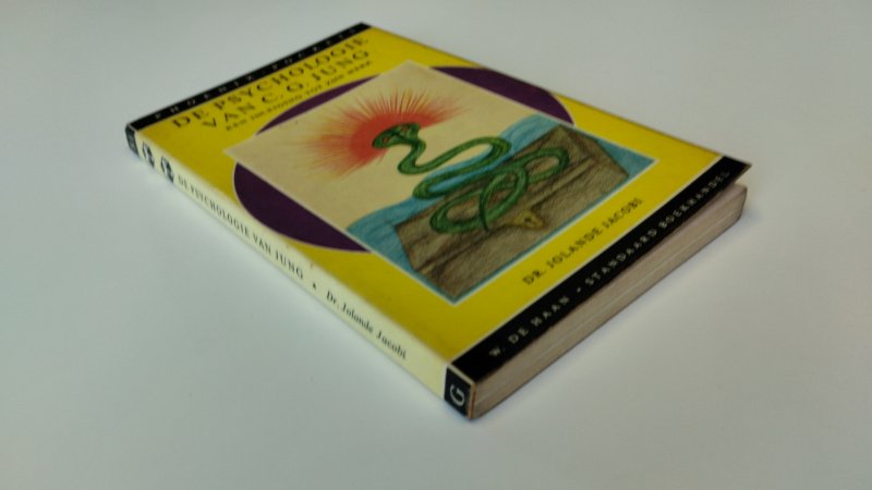 Tweedehands boek: De Psychologie van C.G. Jung van auteur Dr. Jolande Jacobi - Softcover, op het schutblad is geschreven plus vlekje , gelezen, pagina's verkleurd, In goede staat