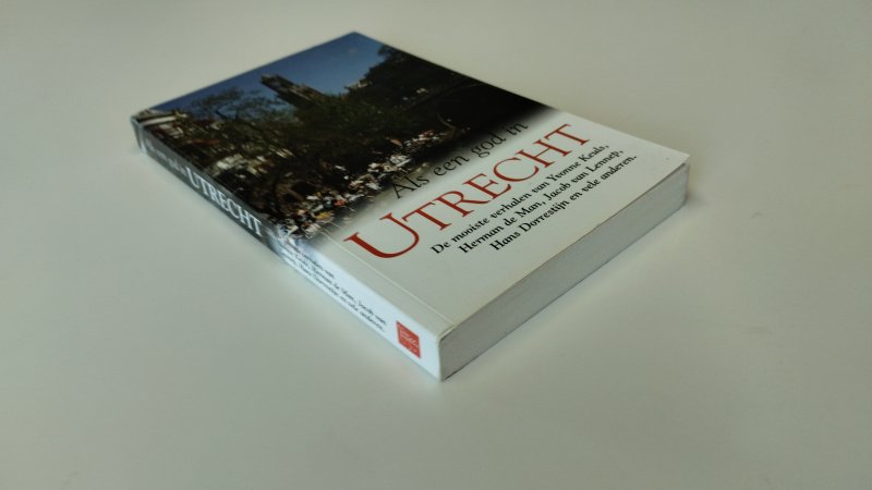 Tweedehands boek: Als een god in Utrecht van auteur Loek Polders - Softcover, lichte gebruikerssporen aan de kaft. Pagina's netjes en onbeschreven. In goede staat