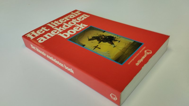 Tweedehands boek: Het literair anekdotenboek van auteur John Müller - Softcover, lichte gebruikerssporen aan de kaft. Pagina's onbeschreven en netjes. In goede staat
