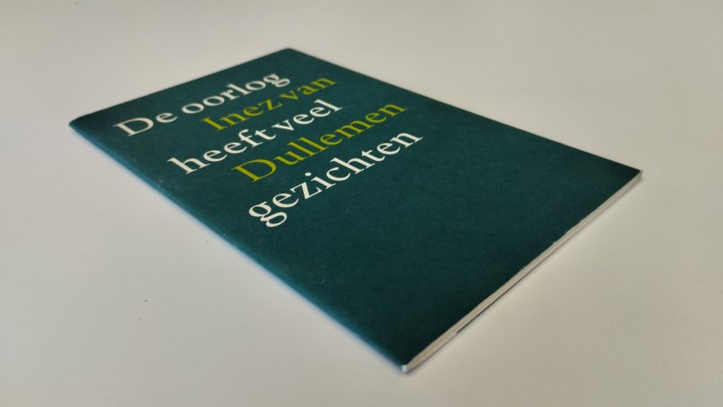 Tweedehands boek: De oorlog heeft veel gezichten van auteur Inez van Dullemen - Softcover, gebruikerssporen aan de kaft. Pagina's netjes en onbeschreven. In goede staat