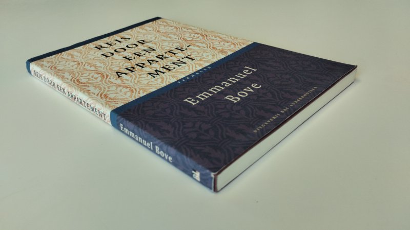 Tweedehands boek: Reis door een appartement van auteur Emmanuel Bove - Softcover met stofomslag. In de stofomslag zit een klein scheurtje. Pagina's netjes en onbeschreven. In goede tot zeer goede staat.