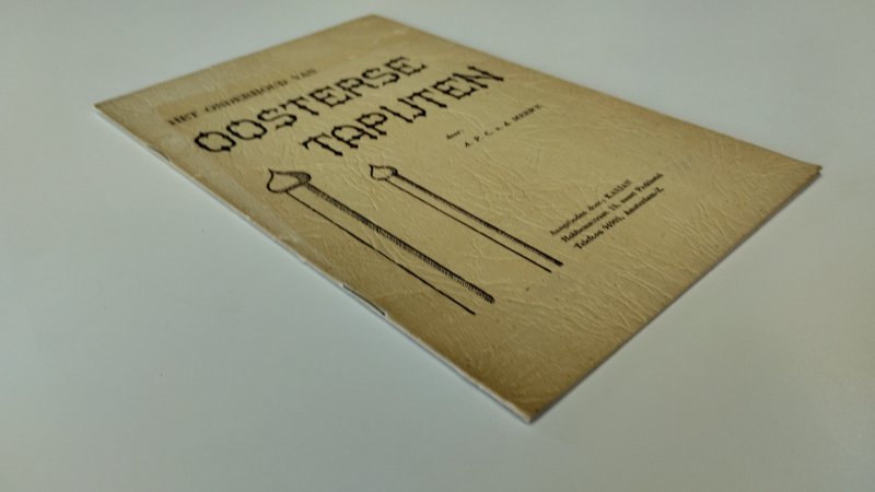 Tweedehands boek: Het onderhoud van oosterse tapijten van auteur A.P.C. v.d. Merwe - Softcover, netjes en onbeschreven, in goede staat.