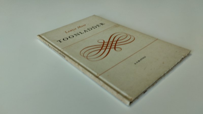 Tweedehands boek: Toonladder van auteur Louise Moor - Hardcover, gebruikerssporen aan de kaft, iets vlekkerig. Schutblad is verkleurd. Pagina's netjes en onbeschreven. In goede staat