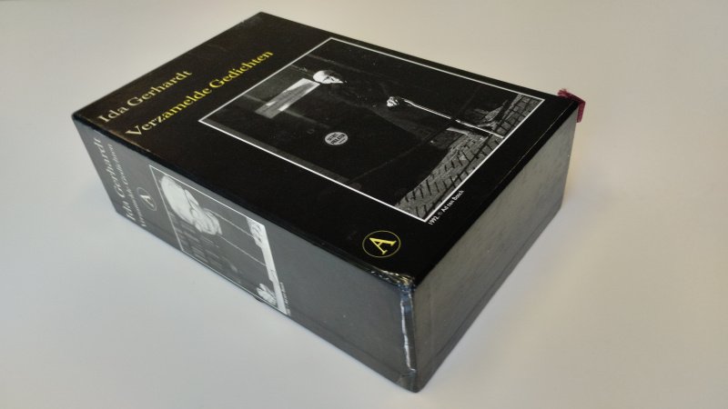 Tweedehands boek: Verzamelde gedichten van auteur Ida Gerhardt - Twee boeken in een cassette. De cassette vertoont gebruikerssporen. Op de rug van 1 boek is een vlek aanwezig.  Netjes en onbeschreven. In goede staat