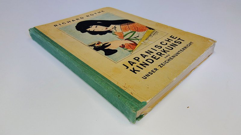 Tweedehands boek: Japanische Kinderkunst van auteur Richard Rothe - Duitstalige hardcover, kaft versleten langs de randen en vlekkerig. Linnen rug licht ingescheurd. Bladzijdes zeer netjes en onbeschadigd.
