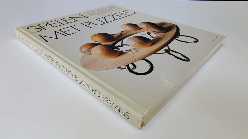 Boek met de titel: Spelen met puzzels