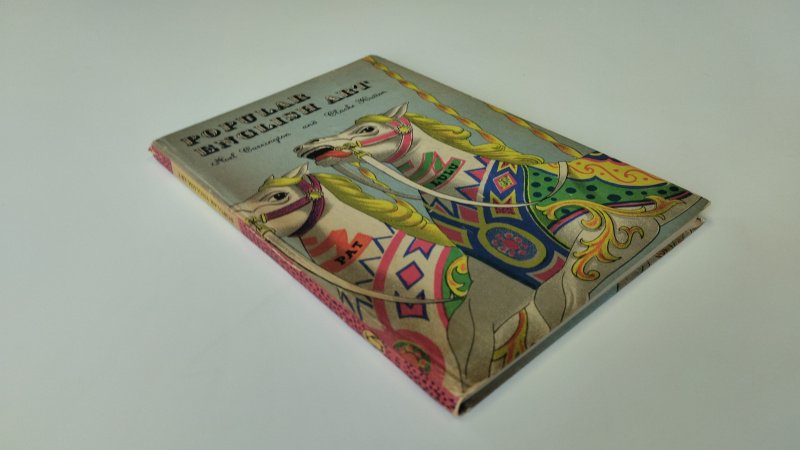 Tweedehands boek: Polpular English art in Britain van auteur Noel Carrington - Engelstalige Hardcover zonder stofomslag. Kaft licht verkleurd plus kleine gebruikerssporen, naam voorin, pagina's netjes. In goede staat