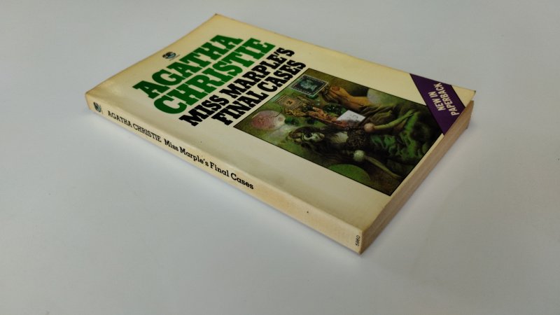 Tweedehands boek: Miss Marple's final cases van auteur Agatha Christie - Engelstalige Pocketboek, kaft en pagina's zijn verkleurd. In goede staat