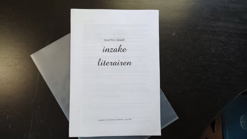 Tweedehands boek: Inzake literairen van auteur Karel N.L. Grazell - Authentiek werkexemplaar, een 'naakte' lijmrug. Voorzien van een getiteld voorblad met wat kleine vlekjes alleen op het voorblad.