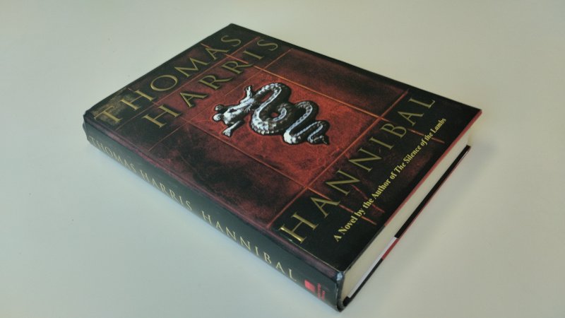 Tweedehands boek: Hannibal van auteur Thomas Harris - Engelstalige Hardcover met stofomslag. Stofomslag vertoont (lichte) gebruikerssporen, pagina's netjes en onbeschreven. In goede staat.