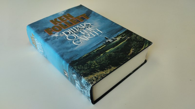Tweedehands boek: The Pillars of the earth van auteur Ken Follet - Engelstalige Hardcover, met stofomslag. Stempel voorin. In zeer goede staat.