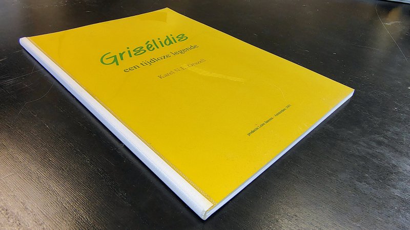 Tweedehands boek: Grisélidis, een tijdloze legende van auteur Karel N.L. Grazell - Industriële kunstenaarsband; transparante acrylaatplatten aan voor- en achterzijde, verbonden met een witte klemrug. helder en vrij van diepe krassen; het binnenwerk is fris en onbeschreven.